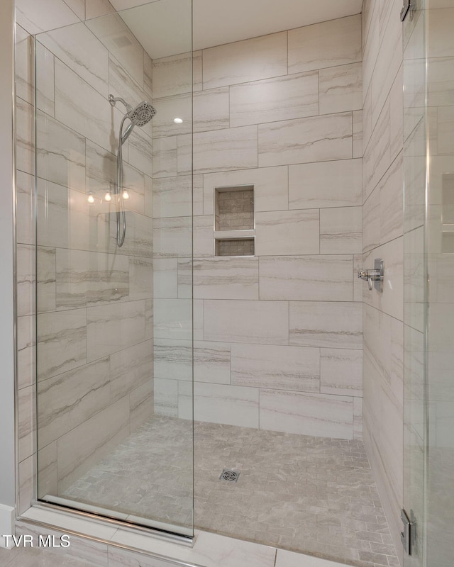3137 London Rd, Kingsport, TN 37664 - bathroom featuring a stall shower