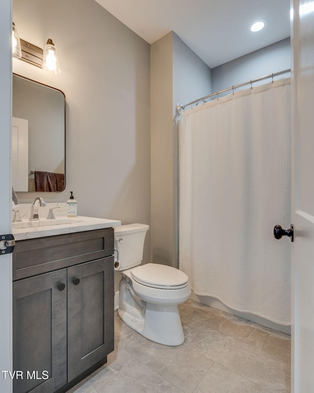 3137 London Rd, Kingsport, TN 37664 - full bath featuring vanity and curtained shower