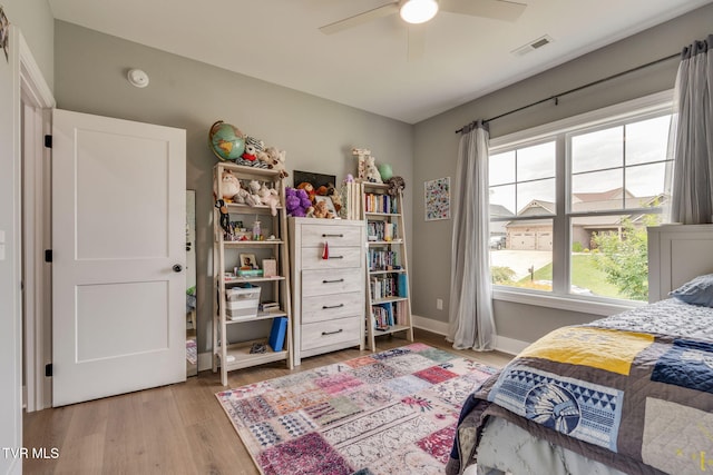 3137 London Rd, Kingsport, TN 37664 - bedroom featuring light wood-style flooring and a ceiling fan