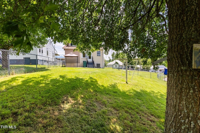 934 Massachusetts Ave, Bristol, VA 24201 - fenced backyard with entry steps
