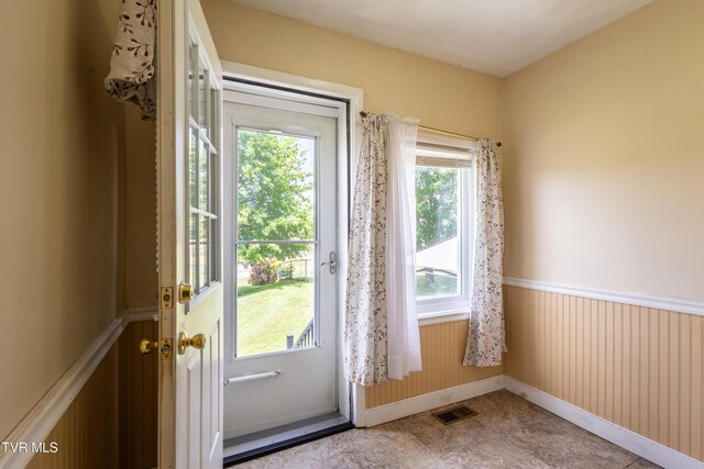 934 Massachusetts Ave, Bristol, VA 24201 - entryway with wainscoting