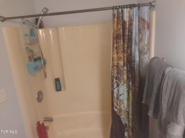 1080 Nicole Pl, Kingsport, TN 37660 - full bathroom featuring shower / tub combo with curtain