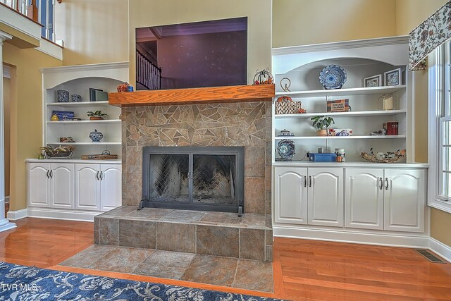 287 Pactolus Rd, Kingsport, TN 37663 - living area featuring wood finished floors, a tile fireplace, and built in features