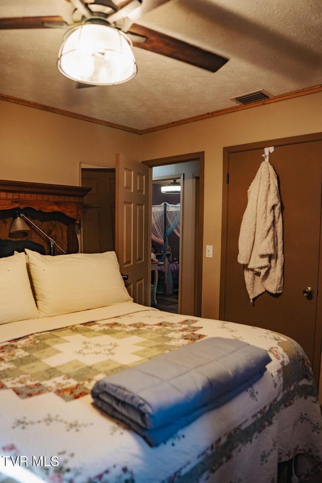 3525 James Phillips Way, Sevierville, TN 37876 - bedroom with crown molding, a textured ceiling, and ceiling fan