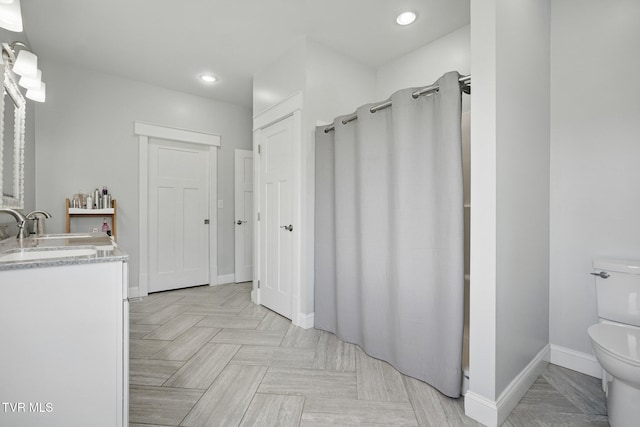 313 Treadway Trl, Jonesborough, TN 37659 - full bath featuring curtained shower, vanity, and recessed lighting