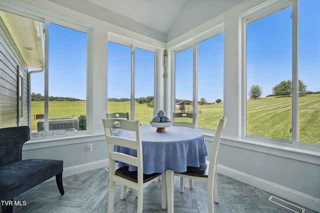 313 Treadway Trl, Jonesborough, TN 37659 - sunroom / solarium with baseboards and lofted ceiling