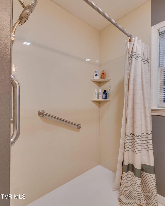 309 Knob Hill Dr, Bristol, TN 37620 - full bath featuring curtained shower
