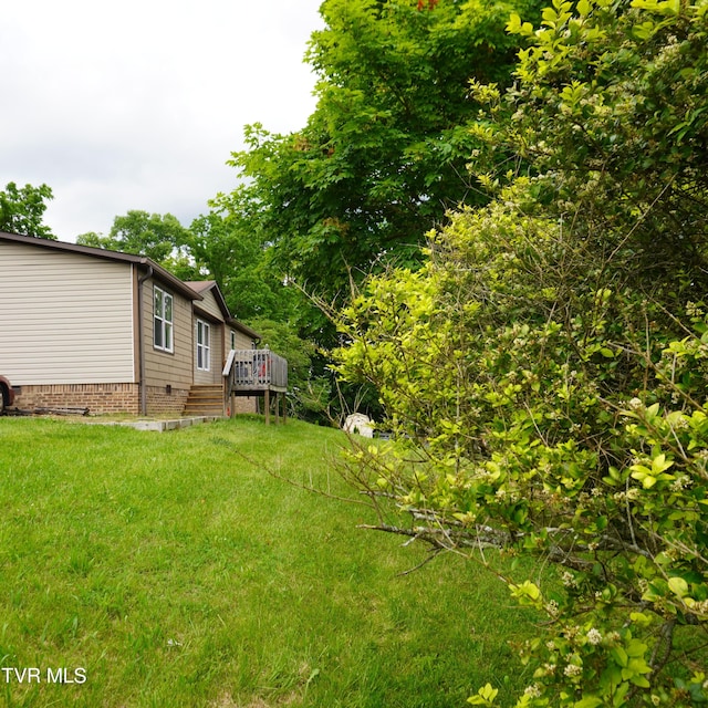 206 Hialeah Dr, Kingsport, TN 37660 - view of green lawn featuring a deck