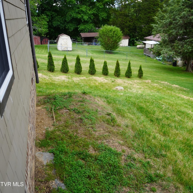 206 Hialeah Dr, Kingsport, TN 37660 - view of yard with a storage unit