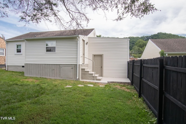 2637 Bay St, Bristol, TN 37620 - rear view of house featuring entry steps