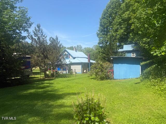 123 Mcmahan Gibbs Rd, Roan Mountain, TN 37687 - view of grassy yard with a storage shed