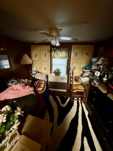 123 Mcmahan Gibbs Rd, Roan Mountain, TN 37687 - dining space featuring a ceiling fan