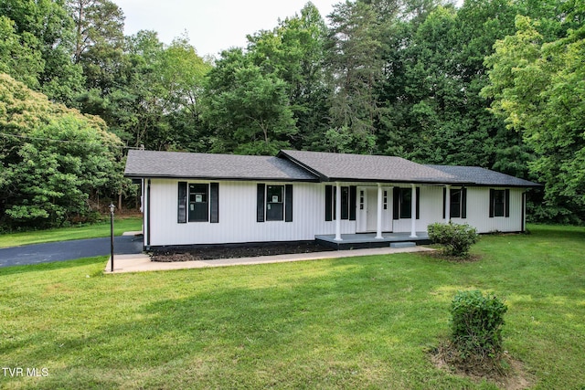 113 Paul Mathes Rd, Chuckey, TN 37641 - ranch-style home featuring a porch, a front yard, and a shingled roof