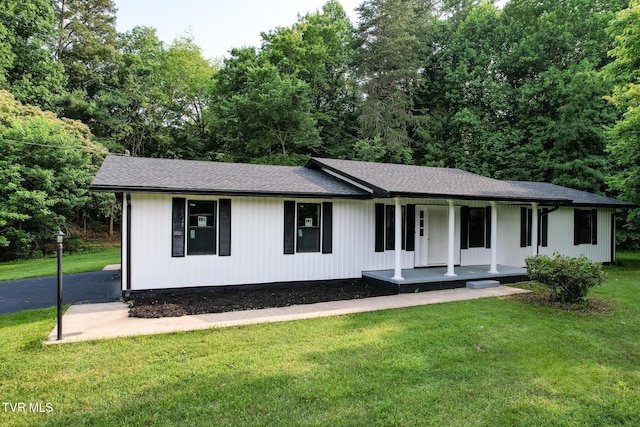 113 Paul Mathes Rd, Chuckey, TN 37641 - ranch-style home with a porch, a front lawn, and roof with shingles