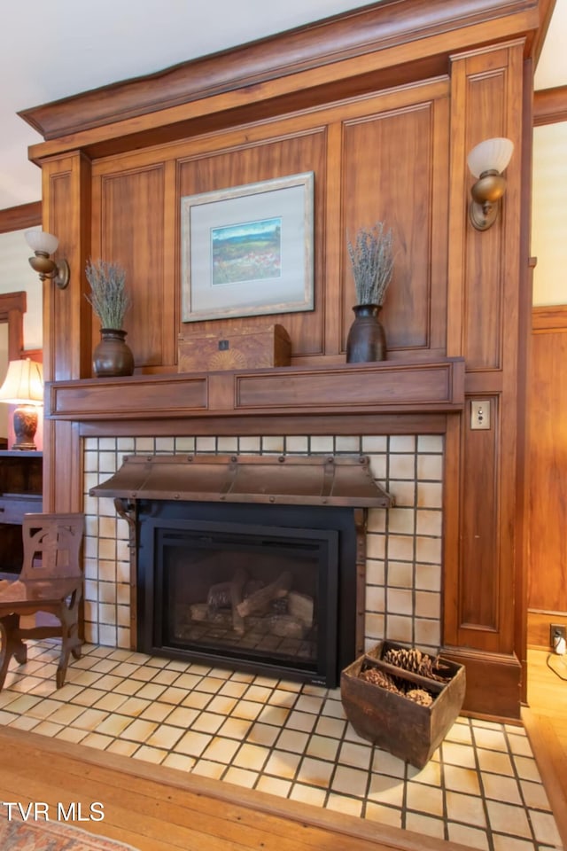 940 Park St, Bristol, VA 24201 - detailed view of wooden walls and a fireplace