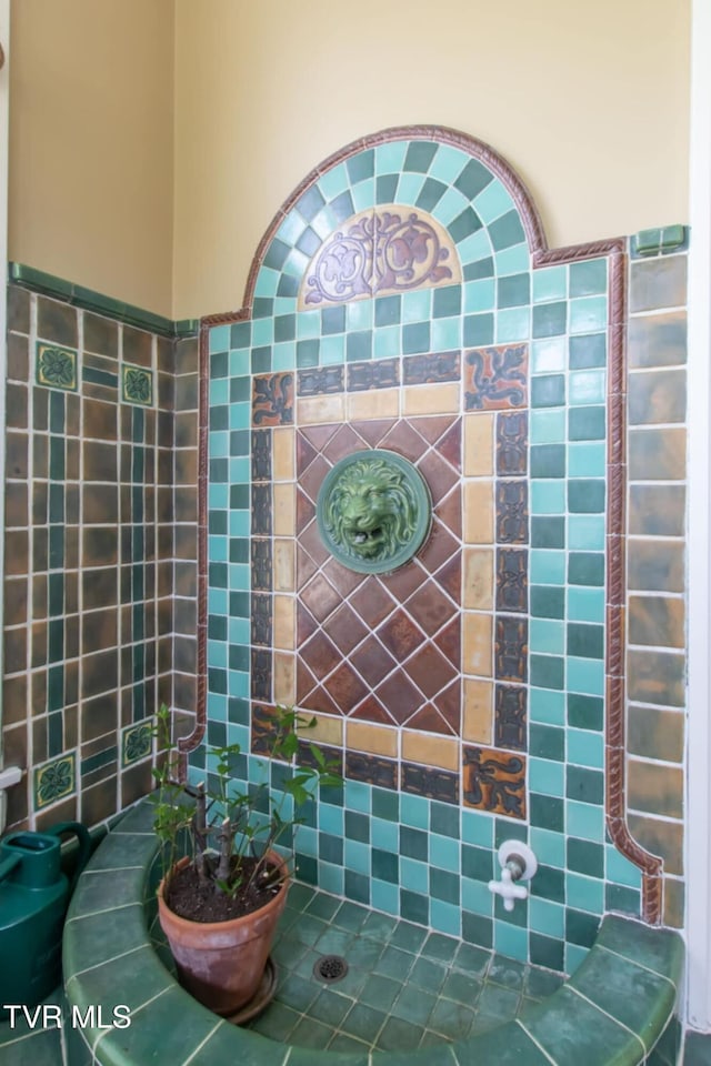 940 Park St, Bristol, VA 24201 - bathroom with tile walls