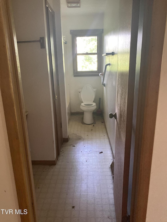 1959 Boones Creek Rd, Jonesborough, TN 37659 - bathroom featuring toilet