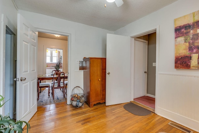 1634 Highland St, Kingsport, TN 37664 - bedroom featuring light wood finished floors, a textured ceiling, and ceiling fan