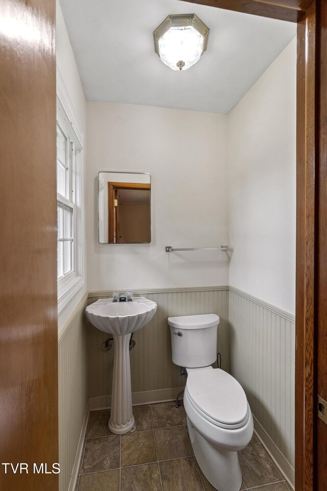 126 Poplar Hill Dr, Johnson City, TN 37604 - bathroom featuring a wainscoted wall