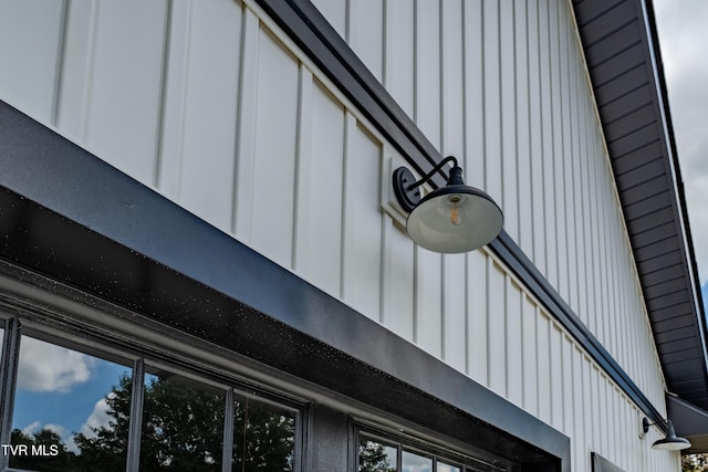 1308 Walnut Grove Rd, Jonesborough, TN 37659 - detailed view of board and batten siding