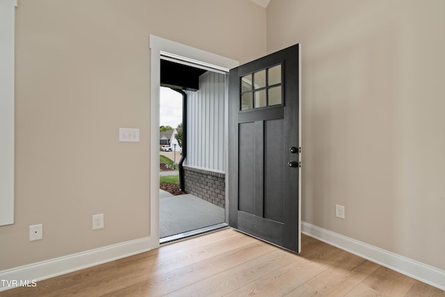 1308 Walnut Grove Rd, Jonesborough, TN 37659 - foyer featuring wood finished floors and baseboards
