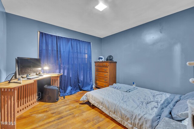 206 Cloverdale Pl, Bristol, TN 37620 - bedroom with wood finished floors and an office area