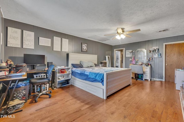 206 Cloverdale Pl, Bristol, TN 37620 - bedroom with a textured ceiling, wood finished floors, and ceiling fan