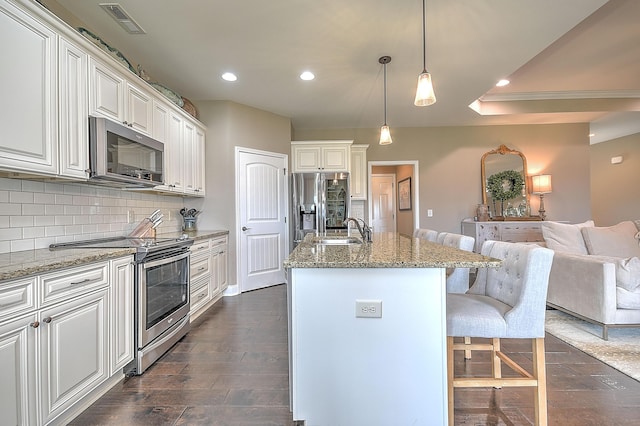 3309 Murrayfield Way, Kingsport, TN 37664 - kitchen featuring stainless steel appliances, dark wood-type flooring, open floor plan, decorative backsplash, and a kitchen bar