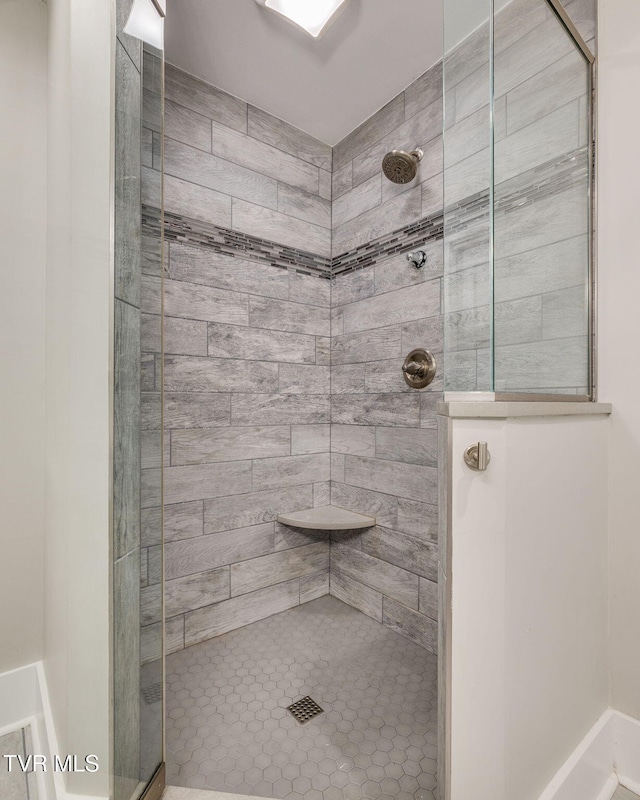 3528 Crestwood Dr, Kingsport, TN 37664 - bathroom featuring tiled shower