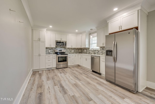 3528 Crestwood Dr, Kingsport, TN 37664 - kitchen featuring appliances with stainless steel finishes, decorative backsplash, light wood-style flooring, light countertops, and recessed lighting