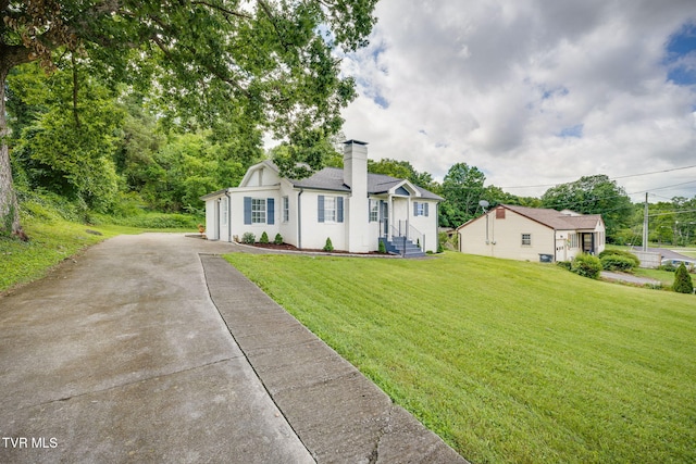 3528 Crestwood Dr, Kingsport, TN 37664 - ranch-style home with a chimney, a front yard, and concrete driveway