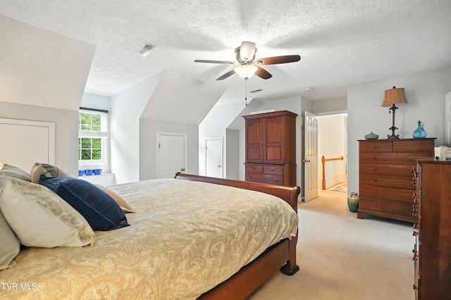 209 Timberland Cir, Kingsport, TN 37664 - bedroom featuring light colored carpet, a textured ceiling, a ceiling fan, and ensuite bathroom