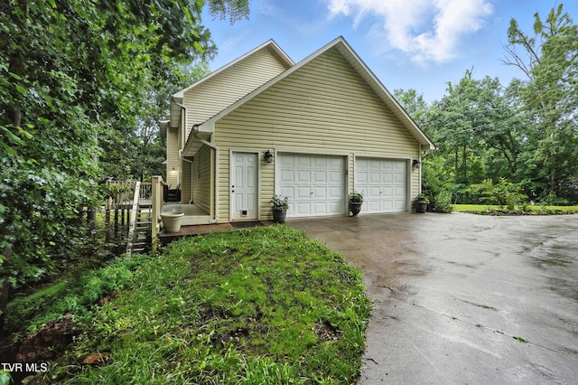209 Timberland Cir, Kingsport, TN 37664 - view of front facade featuring driveway and a garage