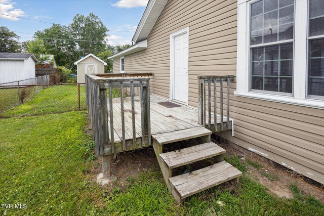 1449 E Sevier Ave, Kingsport, TN 37664 - wooden terrace featuring a shed