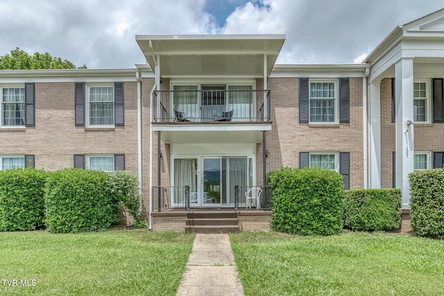 202 University Pkwy Unit 4E, Johnson City, TN 37604 - view of property featuring a balcony, a front lawn, and brick siding