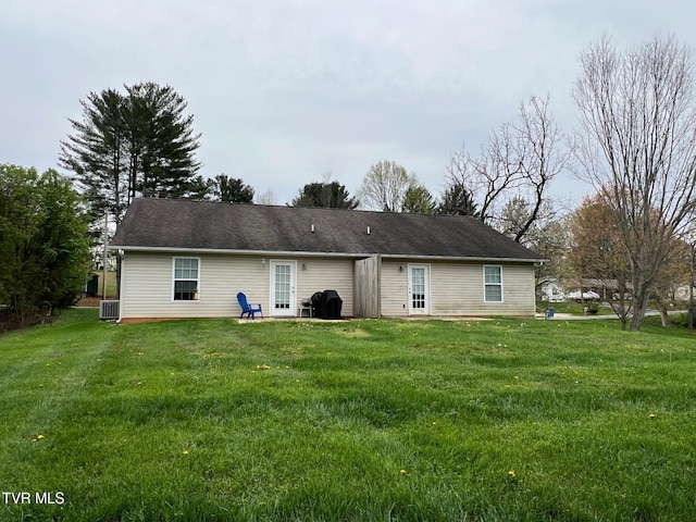 1107 Skyline Dr, Jonesborough, TN 37659 - rear view of house with a lawn