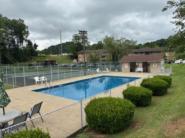 1085 Carriage Cir Unit 301, Bristol, VA 24201 - community pool with a patio area