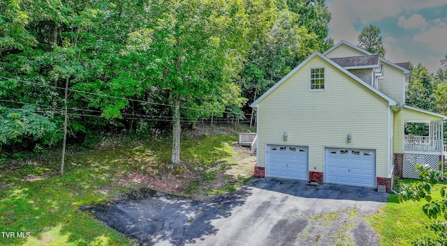 566 Beechwood Rd, Kingsport, TN 37663 - view of property exterior featuring driveway and a garage