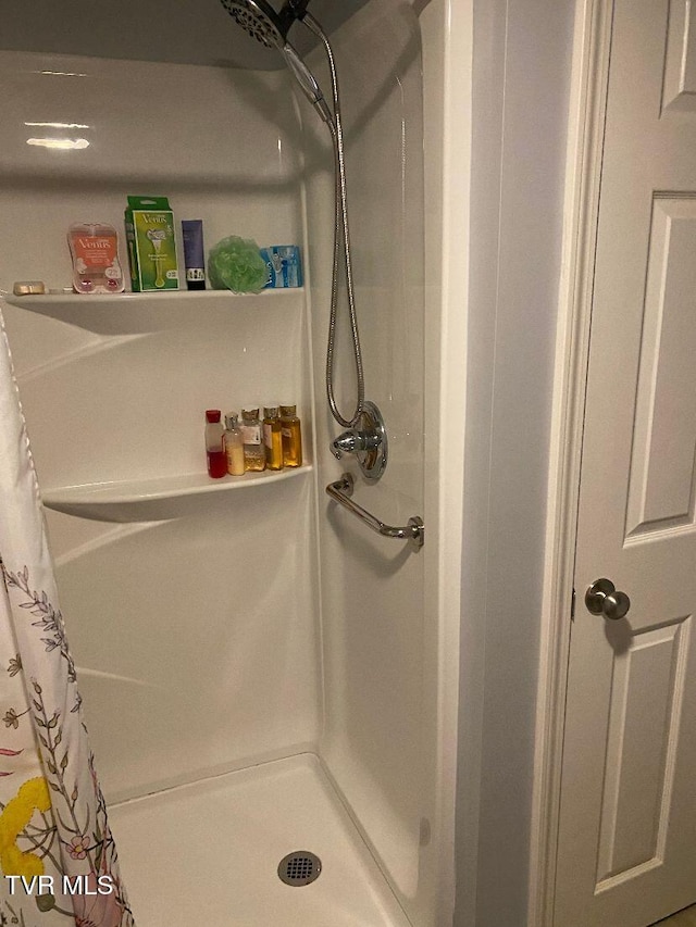 880 E Gilley Ave, Big Stone Gap, VA 24219 - full bathroom featuring a shower with curtain
