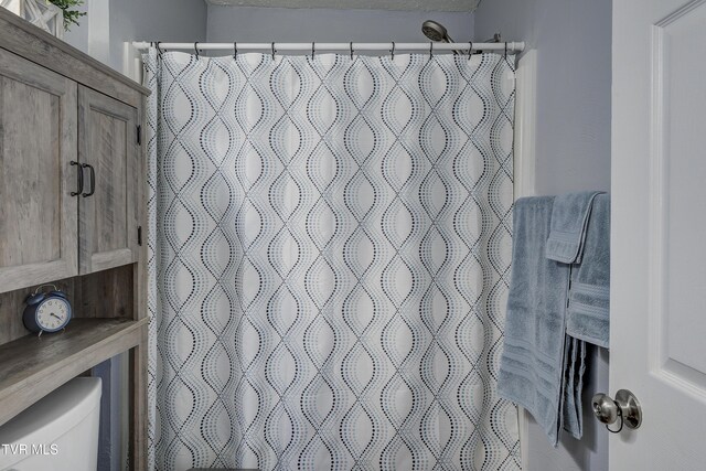 1277 Cooks Valley Rd, Kingsport, TN 37664 - full bath with a shower with shower curtain