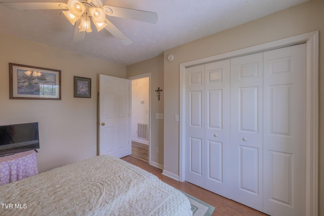 124 Maple Crest Cir, Surgoinsville, TN 37873 - bedroom featuring a closet, wood finished floors, a textured ceiling, and a ceiling fan