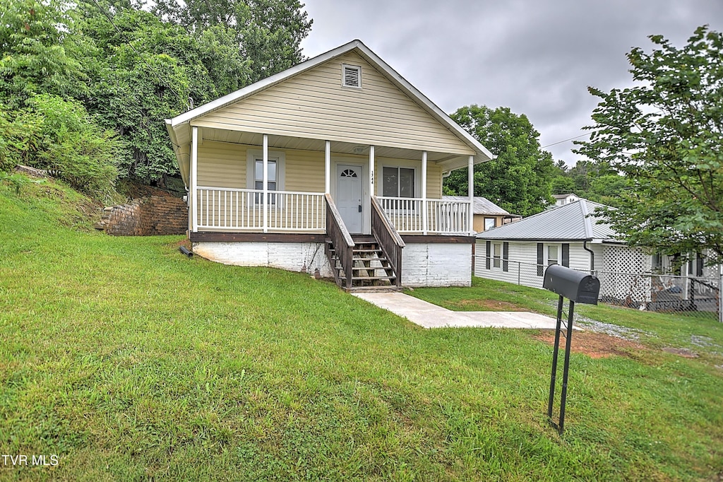 1744 Mcgee St, Kingsport, TN 37660 - bungalow-style home featuring covered porch and a front yard