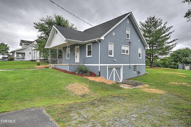 1648 E St, Kingsport, TN 37664 - view of side of home featuring a porch, a yard, and a garage