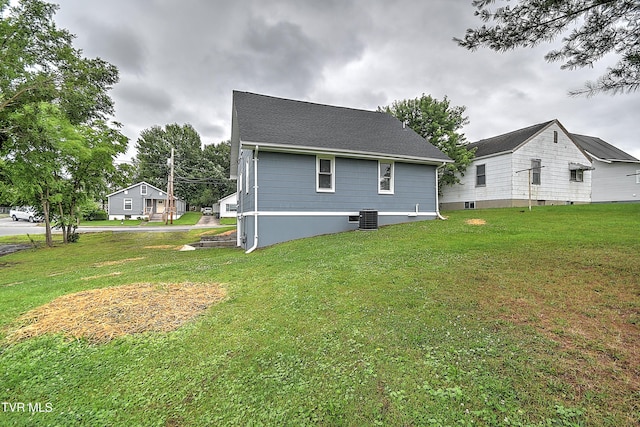 1648 E St, Kingsport, TN 37664 - rear view of property featuring a lawn