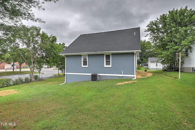 1648 E St, Kingsport, TN 37664 - back of property featuring a lawn and roof with shingles