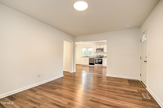 1648 E St, Kingsport, TN 37664 - empty room with wood finished floors and baseboards