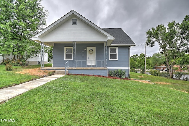 1648 E St, Kingsport, TN 37664 - bungalow featuring covered porch, a front yard, and a shingled roof