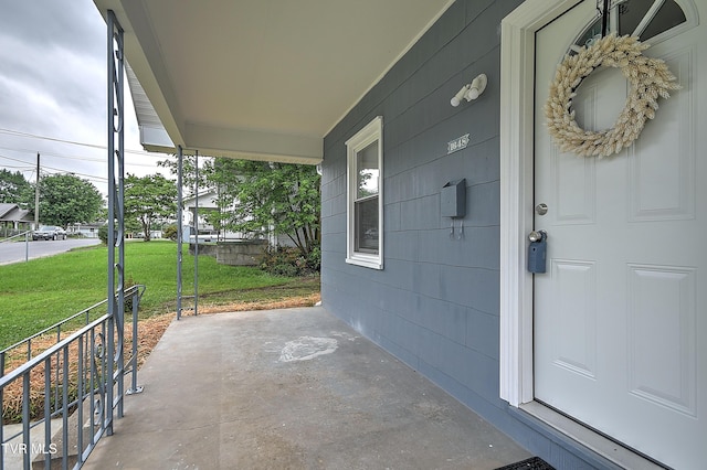 1648 E St, Kingsport, TN 37664 - porch featuring a yard
