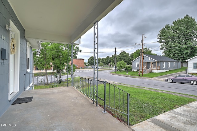 1648 E St, Kingsport, TN 37664 - porch with a lawn