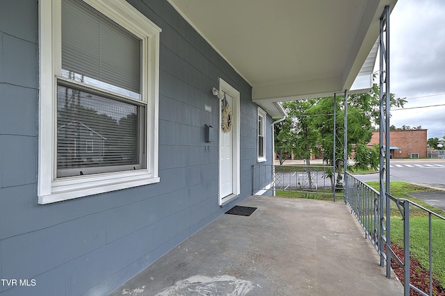 1648 E St, Kingsport, TN 37664 - view of covered porch